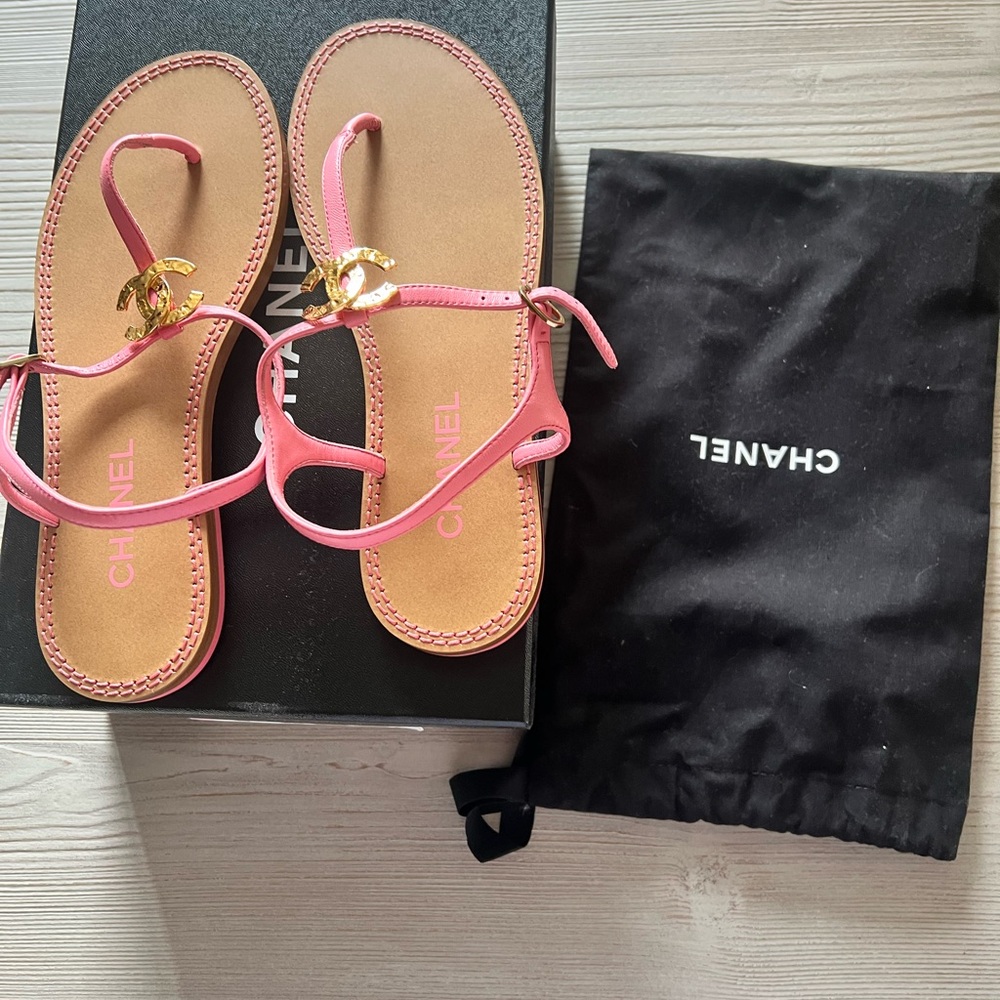CHANEL CC Logo T-Strap Sandals Pink Leather Size 39 Gold Hardware Flat Sandals - Picture 2 of 6